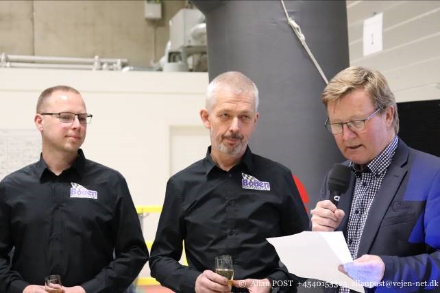 Direktør for Au2parts Niels Skak (til højre) bød velkommen til præsentationen af Boisen Motorsports nye rallybil